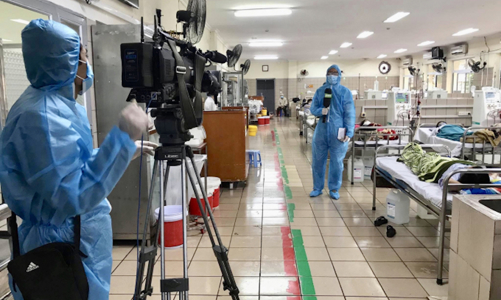 Nhà báo tác nghiệp thời Covid-19: “Chiến binh” quả cảm nơi tuyến đầu chống dịch 