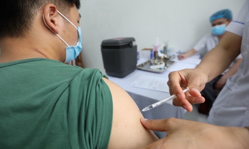 Đẩy nhanh tiến độ thử nghiệm lâm sàng giai đoạn 3 vaccine Nano Covax