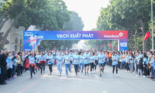 Hàng trăm khách hàng được bảo hiểm cùng giải chạy 