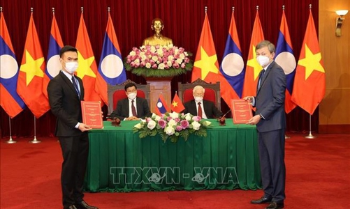 Việt Nam - Lào ký kết hàng loạt văn kiện hợp tác