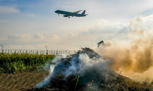 Nguy cơ mất an toàn hàng không do người dân thả diều, đốt rơm rạ gia tăng