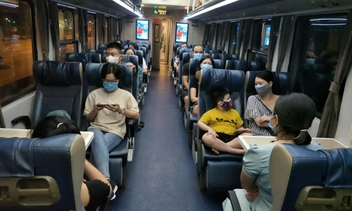 Hành khách ở khu cách ly có thể trả vé tàu qua tin nhắn