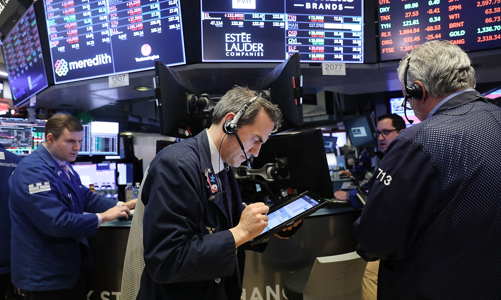 Dow Jones và S&P 500 trượt dốc, Nasdaq lập kỷ lục mới