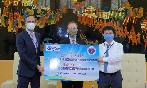 Hơn 97.000 liều vaccine phòng Covid-19 của Pfizer/BioNtech đầu tiên đã về Việt Nam