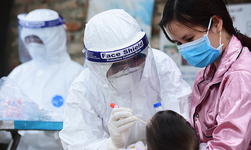 Hà Nội lấy mẫu xét nghiệm SARS-CoV-2 người về từ TP.HCM