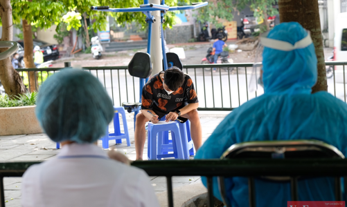 Hà Nội: Người về từ TP.HCM xếp hàng chờ xét nghiệm