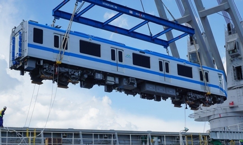 Thêm hai đoàn tàu số 6 và 7 của tuyến metro số 1 về đến TP.HCM