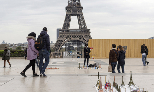 Khoảng 13.000 khách được phép tham quan tháp Eiffel mỗi ngày