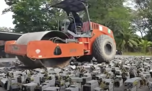 Video: Cảnh sát Malaysia dùng xe lu cán nát hơn 1.000 máy đào Bitcoin