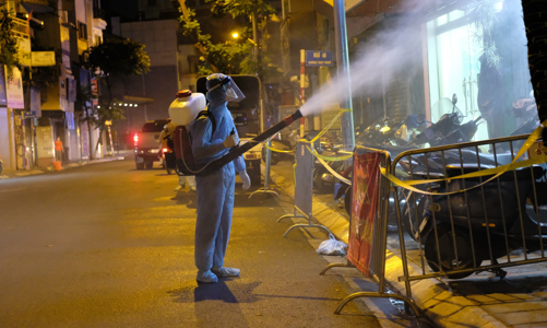 Đoạn phố Thụy Khuê được phun khử khuẩn và lấy mẫu xét nghiệm ngay trong đêm
