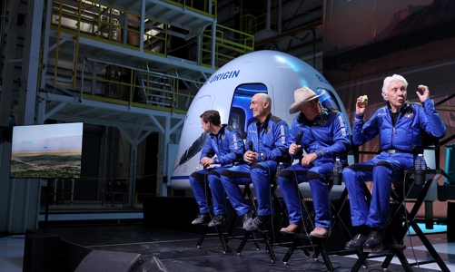 Cận cảnh chiếc đồng hồ theo tỷ phú Jeff Bezos bay lên rìa vũ trụ