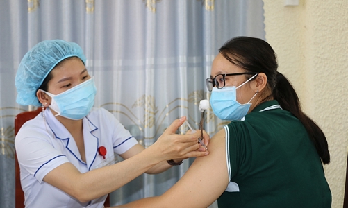 Phân bổ thêm gần 980.000 liều vaccine cho TP.HCM, gần 700.000 liều cho Hà Nội