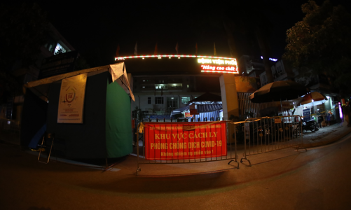 Dựng lều dã chiến phong tỏa Bệnh viện Phổi Hà Nội do có chùm ca bệnh chưa rõ nguồn lây