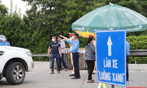 Phó Thủ tướng chỉ đạo nóng gỡ lưu thông hàng hoá, không kiểm tra xe chở hàng có mã QR từ 30/7