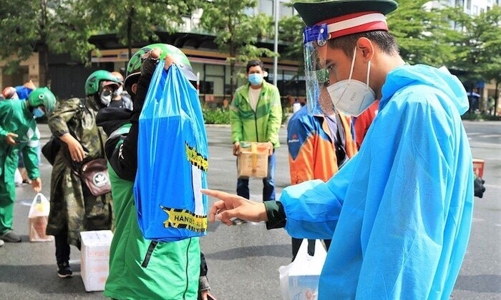 Shipper vận chuyển hàng thiết yếu cho khu phong tỏa, cách ly được di chuyển liên quận