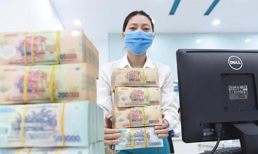 Lãi suất cho vay tiếp tục giảm, áp lực tỷ giá gia tăng