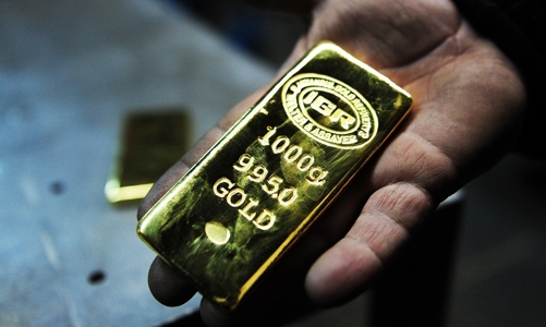 Vàng tụt giá sáng đầu tuần do đồng USD vững giá