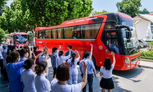 Gần 200 cán bộ y tế Bệnh viện Bạch Mai lên đường chi viện cho TP.HCM