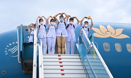 Hàng không Việt đối diện với “bão mạng”