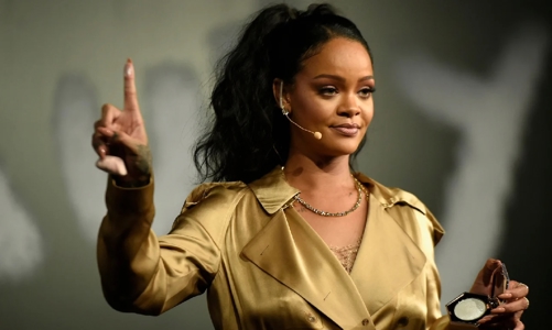 Ca sỹ Rihanna trở thành tỷ phú đô la nhờ mỹ phẩm và thời trang