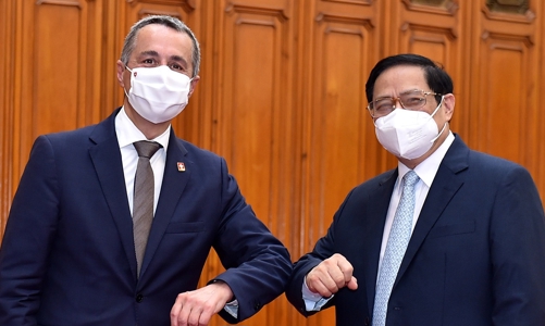 Thủ tướng đề nghị Thụy Sĩ giúp Việt Nam tiếp cận vaccine và hợp tác chuyển giao công nghệ