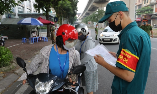 Hà Nội bỏ quy định người đi đường phải xuất trình lịch làm việc