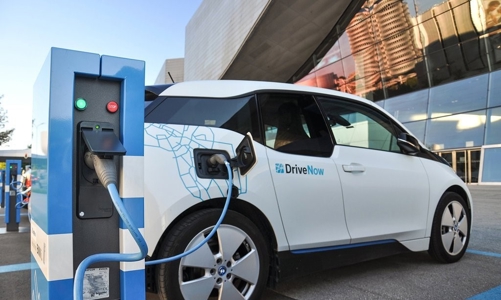 Vì sao Bộ Tài chính bất ngờ đề xuất giảm 50% lệ phí trước bạ ô tô điện?