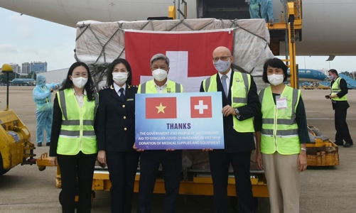 Việt Nam nhận lô hàng viện trợ 30 máy thở, 500.000 test xét nghiệm kháng nguyên từ Thụy Sỹ