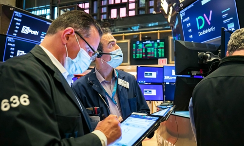 Chứng khoán Mỹ sụt mạnh sau biên bản Fed, giá dầu giảm 5 phiên liên tiếp