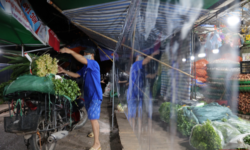 Chợ đầu mối phía Nam Hà Nội thận trọng trong ngày đầu mở cửa trở lại