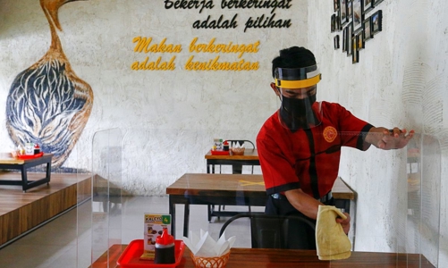 Số ca Covid mới giảm dưới 10.000, Indonesia bắt đầu mở lại Jakarta và Bali