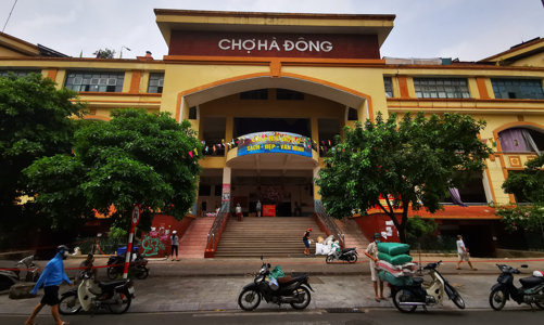 Chợ Hà Đông đóng cửa, tiểu thương nhanh chóng dọn hàng để đi test Covid-19