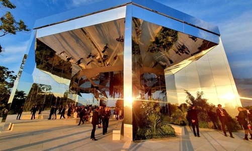 Saint Laurent mang phong cách Gothic vào BST nam xuân hè 2022