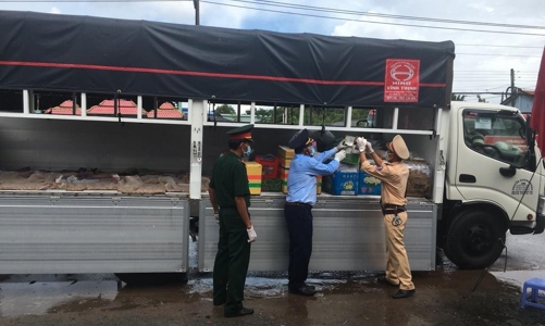 Xe “luồng xanh” chở thuốc lá nhập lậu 