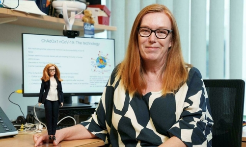 Giáo sư phát triển vaccine AstraZeneca trở thành hình mẫu cho trẻ em