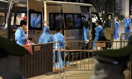 Bắt đầu đưa 150 người dân đầu tiên ra khỏi vùng nguy hiểm phường Thanh Xuân Trung