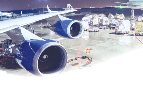 Gián đoạn chuỗi cung ứng toàn cầu: Doanh nghiệp “nghiến răng” chở hàng bằng máy bay