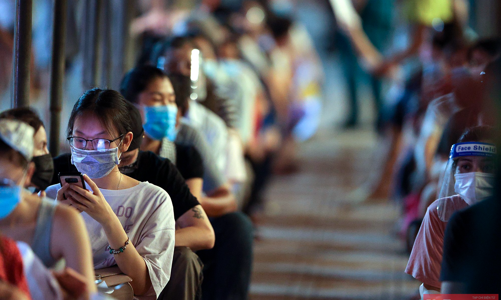 Hàng ngàn người dân tiêm vaccine xuyên đêm giữa trung tâm Hà Nội