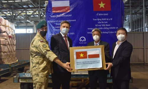 Bộ Y tế tiếp nhận 8 tấn trang thiết bị, vật tư chống dịch Covid-19 từ Ba Lan