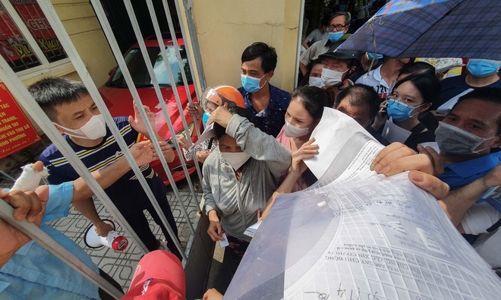 Bí thư Hà Nội yêu cầu làm rõ trách nhiệm vụ chen lấn tiêm vaccine ở Trung Văn 