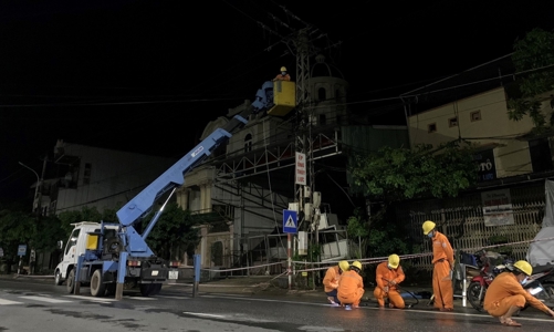 Cấp điện trở lại cho hơn 75% khách hàng bị ảnh hưởng cơn bão số 5 tại khu vực miền trung