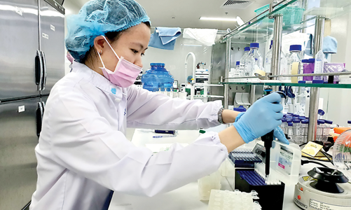 Vaccine khan hiếm, khó tiêm dịch vụ