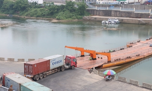 Trung Quốc tạm dừng nhập khẩu mặt hàng thanh long tại Cầu phao tạm Đông Hưng 