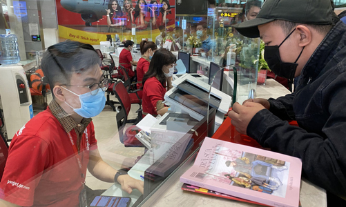 Áp giá sàn vé máy bay: Lo ngại 