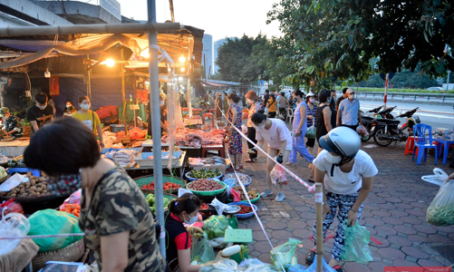 Nới lỏng giãn cách đúng ngày Rằm tháng Tám, chợ dân sinh Hà Nội đông đúc trở lại