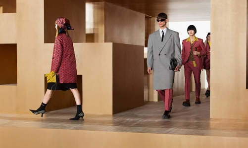 BST thu đông của Versace thanh lịch với hoạ tiết monogram La Greca