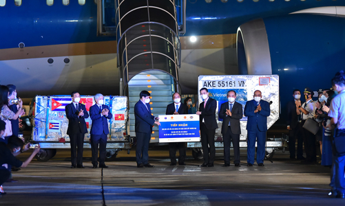 Bàn giao 1 triệu liều vaccine Cuba và vật tư y tế được hỗ trợ trong chuyến công tác của Chủ tịch nước