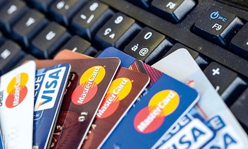 Sắp miễn giảm phí và lãi đối với vay qua thẻ tín dụng