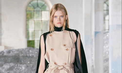 BST Burberry Xuân Hè 2022: tự do chuyển động