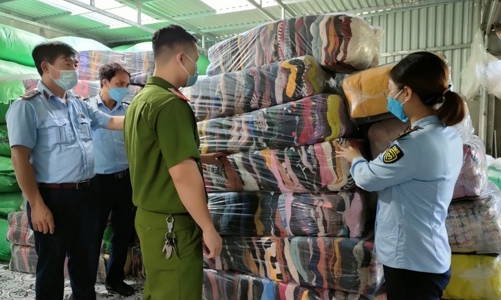 Tạm giữ khối lượng lớn sản phẩm dệt may nhái thương hiệu Uniqlo, Adidas 